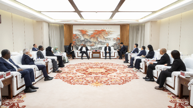 莫鼎革与丹格特集团总裁阿里科·丹格特举行会谈