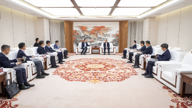 莫鼎革与杭州市委常委、萧山区委书记孙旭东举行会谈