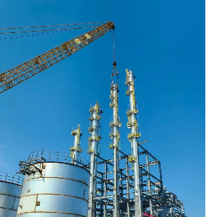 Four Rectification Towers Successfully Installed for Shanghai Huayi Green Methanol Project